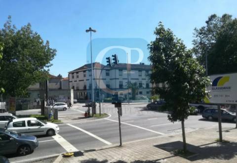 Loja com 129m² ao cruzamento de Monte dos Burgos