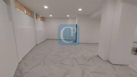 Loja com 129m² ao cruzamento de Monte dos Burgos