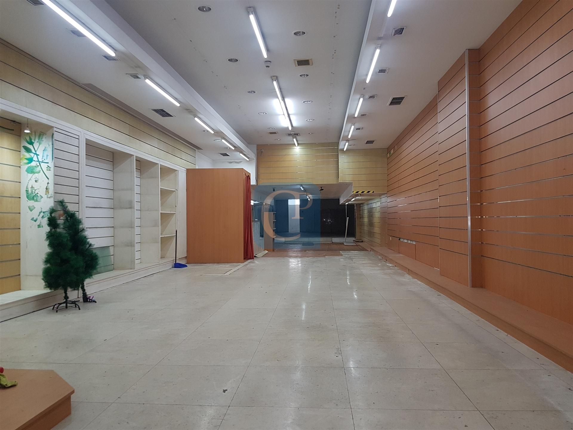 Loja à Rotunda da Boavista, Cedofeita