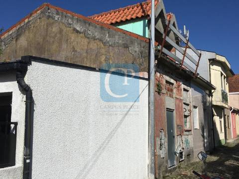 Moradia em reabilitação T1+1 com jardim à rotunda da Boavista