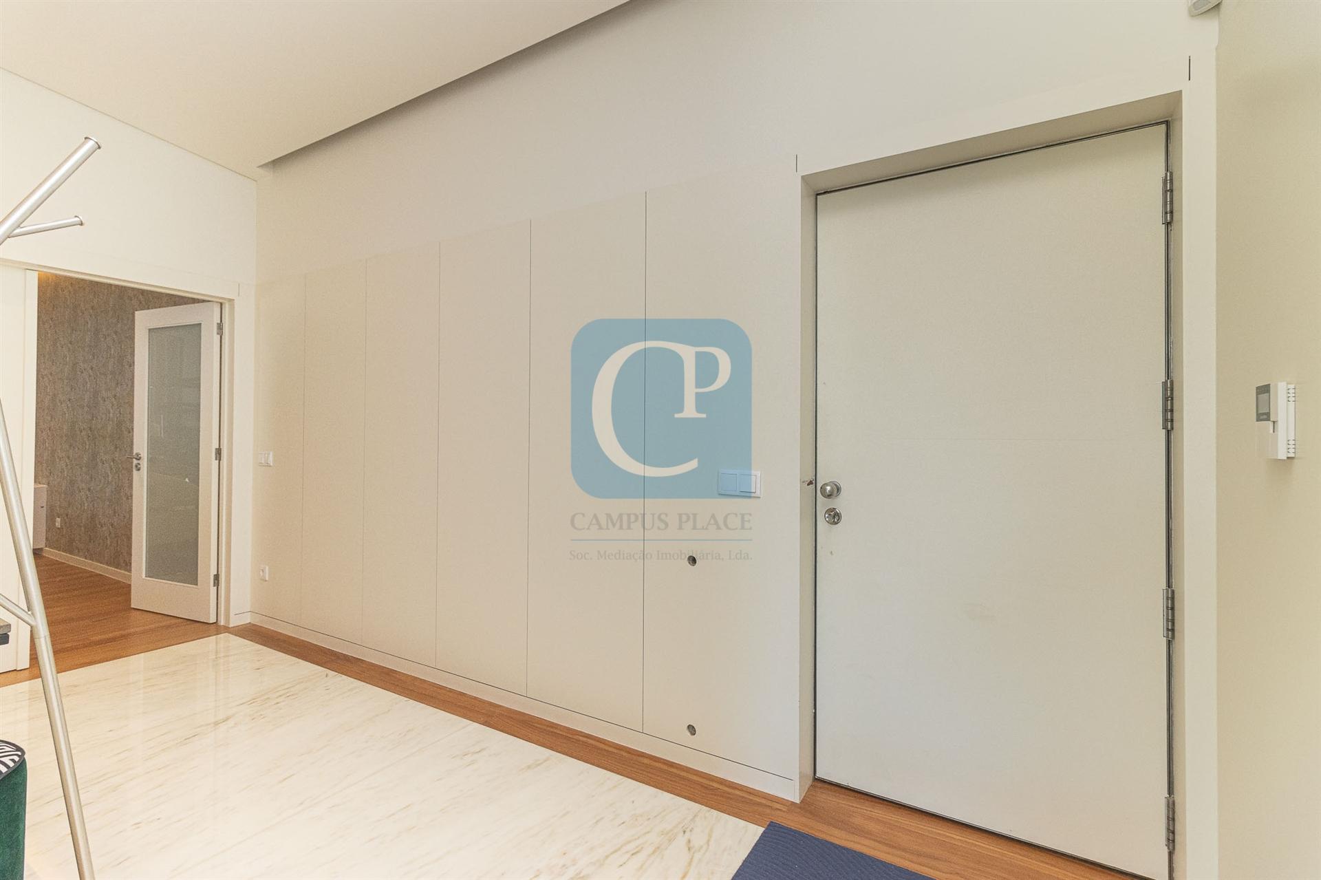 Moradia V5 com piscina e jardim, em Nogueira na Maia