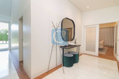 Moradia V5 com piscina e jardim, em Nogueira na Maia