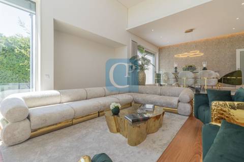 Moradia V5 com piscina e jardim, em Nogueira na Maia