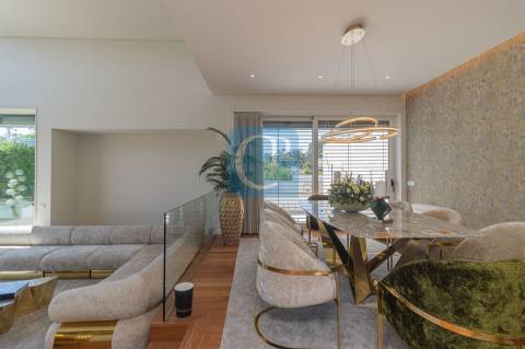 Moradia V5 com piscina e jardim, em Nogueira na Maia