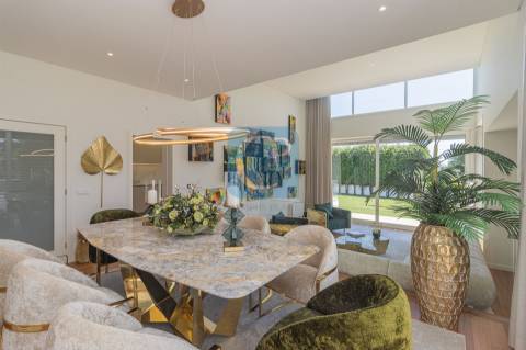 Moradia V5 com piscina e jardim, em Nogueira na Maia