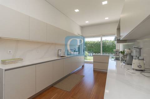 Moradia V5 com piscina e jardim, em Nogueira na Maia