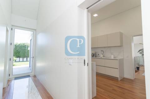 Moradia V5 com piscina e jardim, em Nogueira na Maia