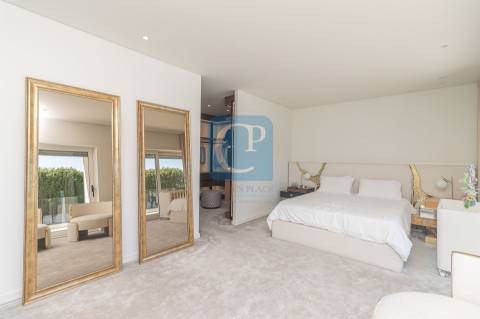 Moradia V5 com piscina e jardim, em Nogueira na Maia