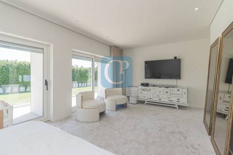 Moradia V5 com piscina e jardim, em Nogueira na Maia
