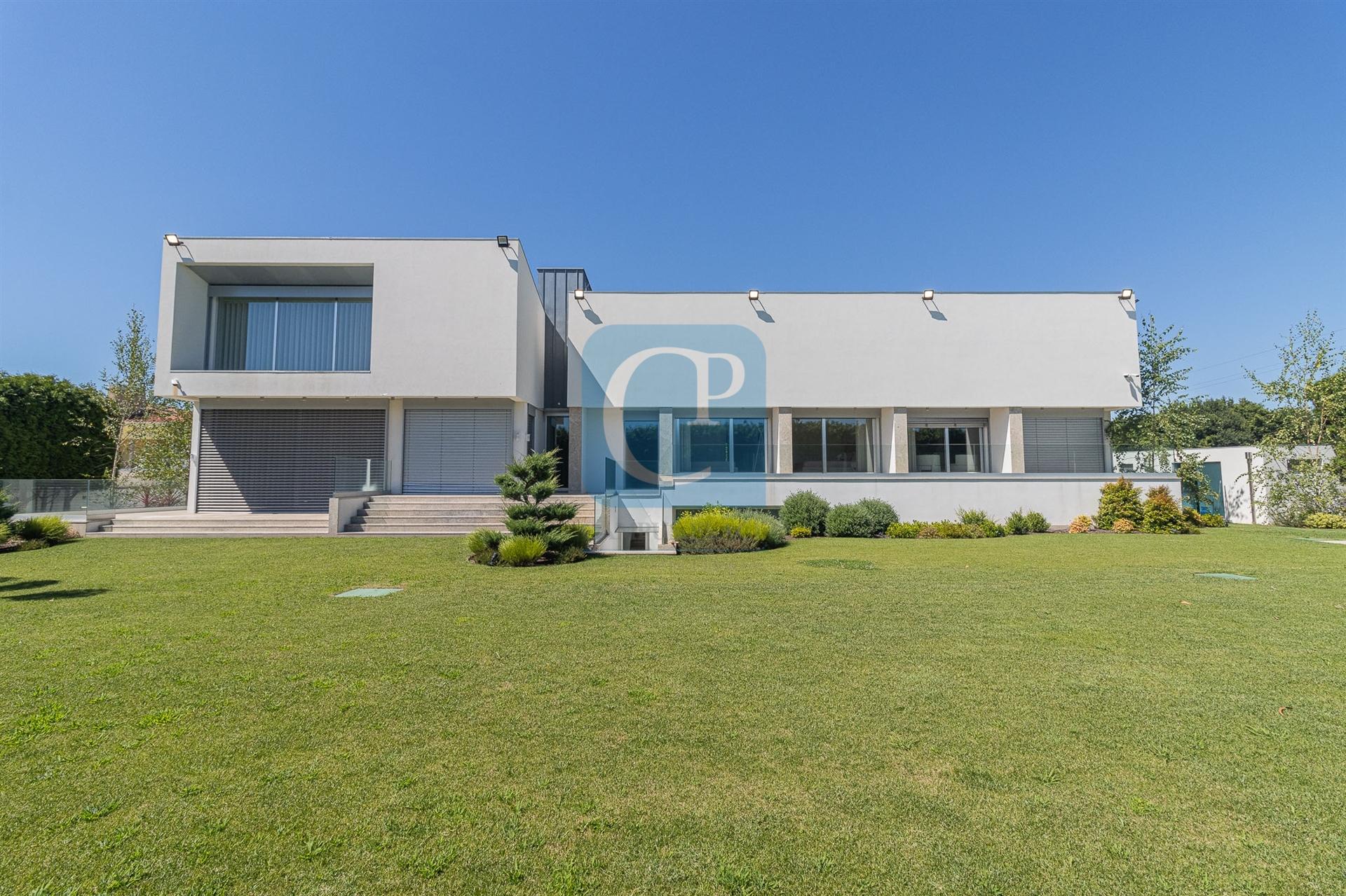 Moradia V5 com piscina e jardim, em Nogueira na Maia