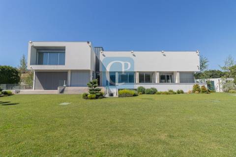 Moradia V5 com piscina e jardim, em Nogueira na Maia