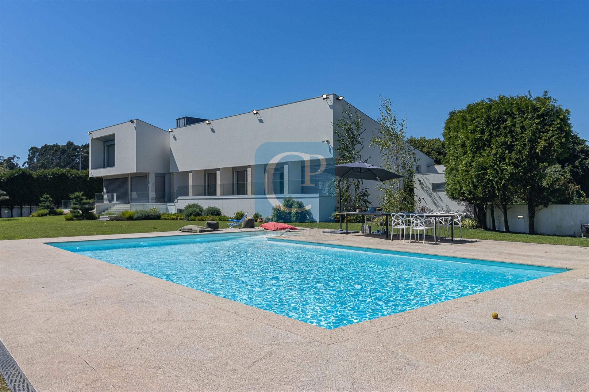 Moradia V5 com piscina e jardim, em Nogueira na Maia