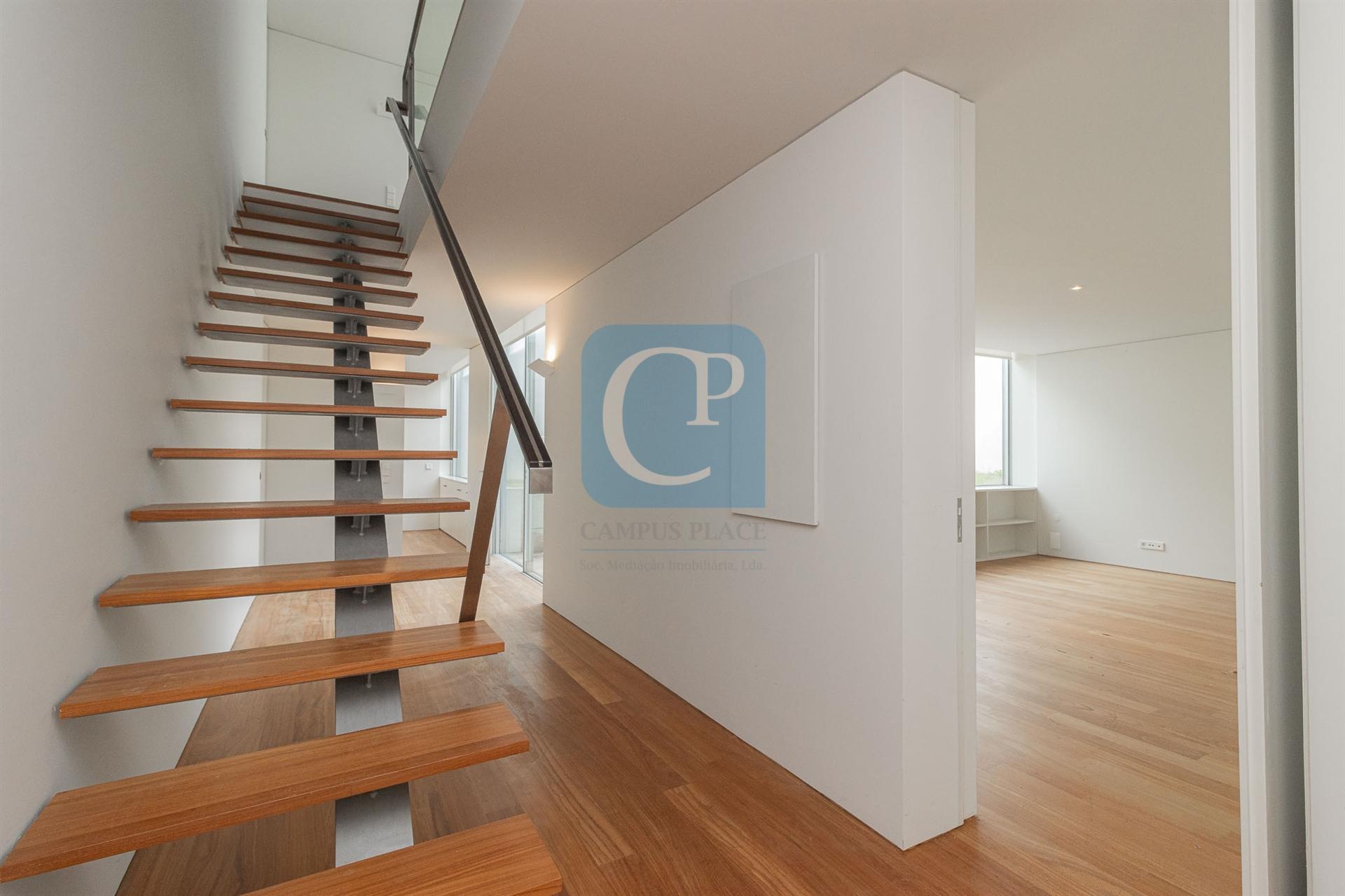 Moradia nova V5 à Avenida dos Combatentes no Bonfim, Porto