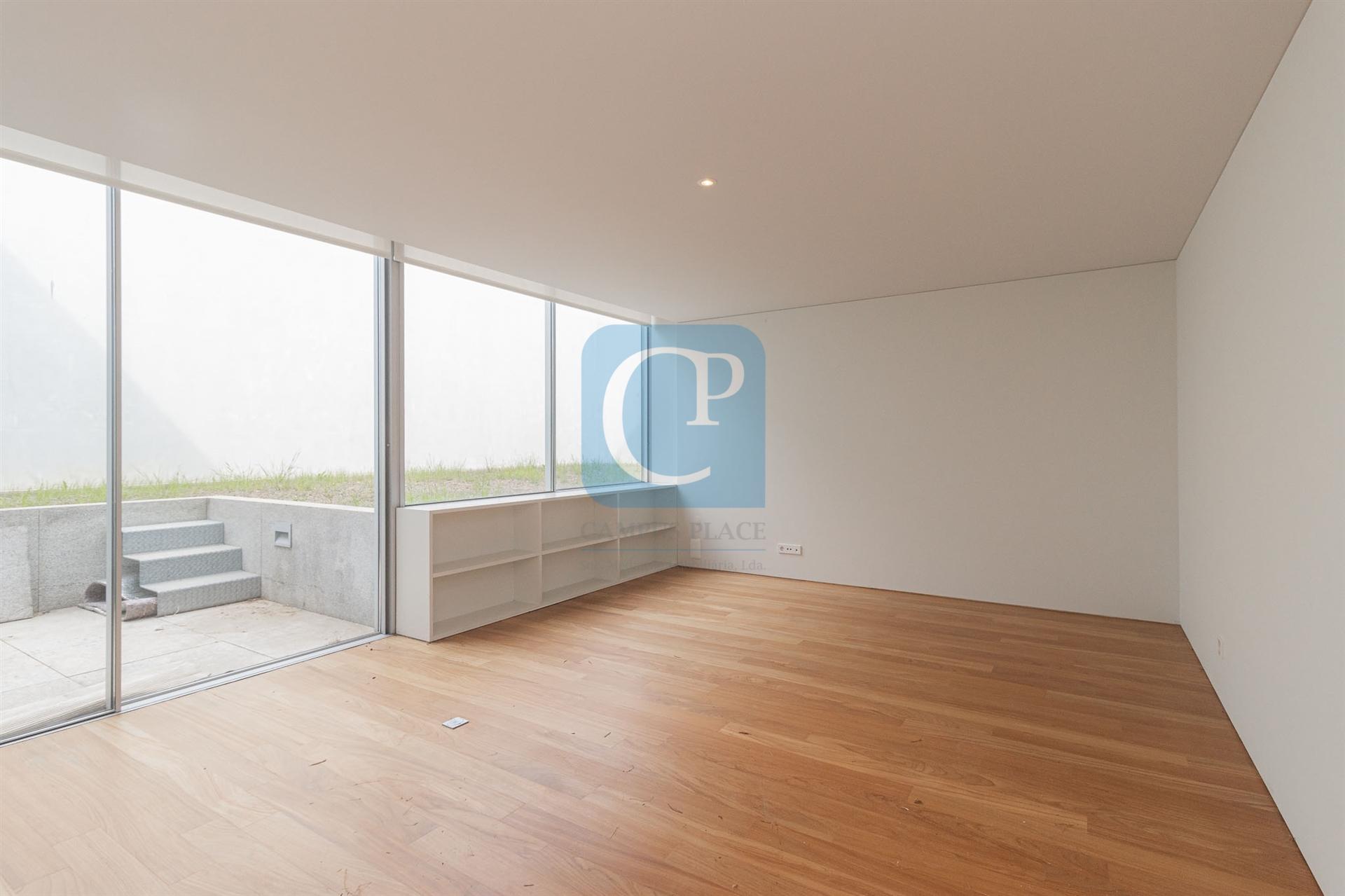 Moradia nova V5 à Avenida dos Combatentes no Bonfim, Porto