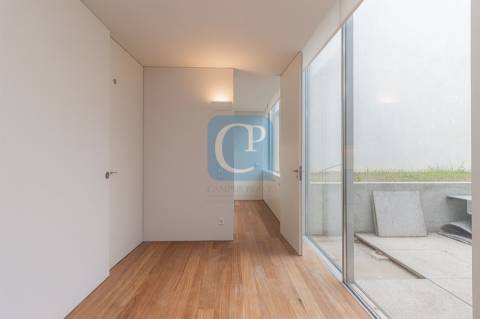 Moradia nova V5 à Avenida dos Combatentes no Bonfim, Porto