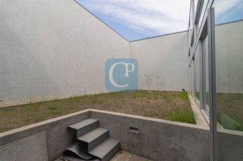 Moradia nova V5 à Avenida dos Combatentes no Bonfim, Porto