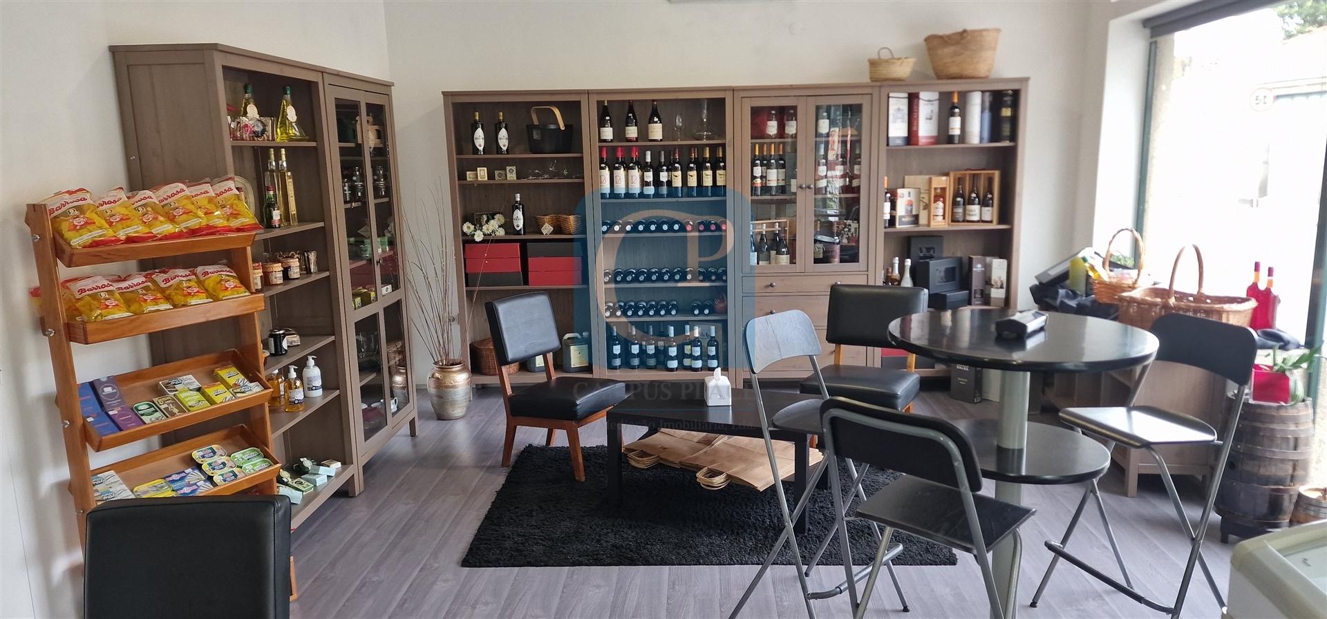 Cafetaria/Mercearia completamente equipada em Rio Tinto