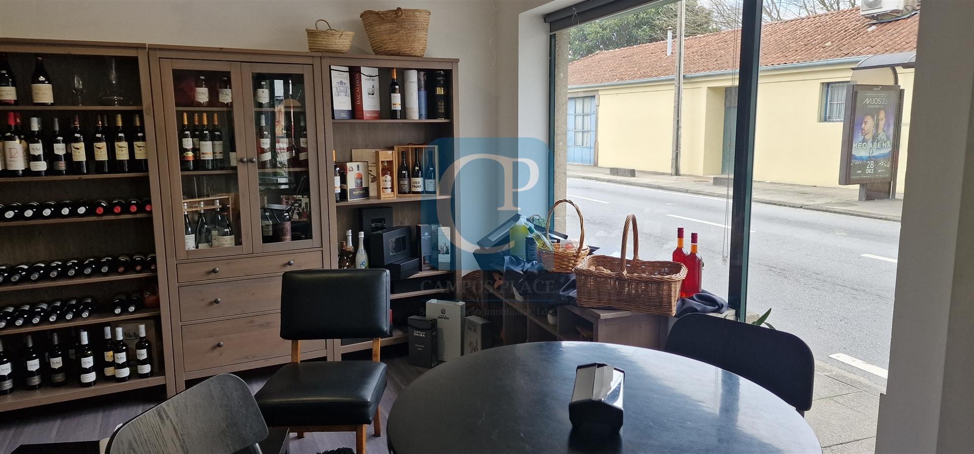 Cafetaria/Mercearia completamente equipada em Rio Tinto