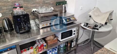 Cafetaria/Mercearia completamente equipada em Rio Tinto