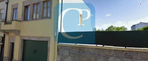 Moradia e Terreno ao Parque de S. Roque, em Campanhã