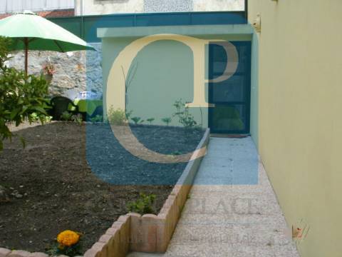 Moradia e Terreno ao Parque de S. Roque, em Campanhã