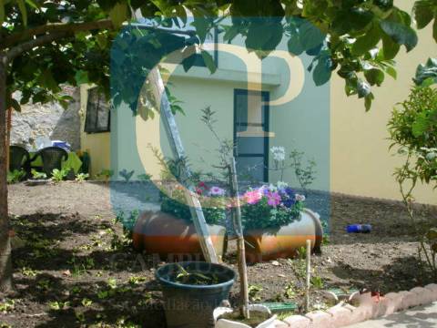 Moradia e Terreno ao Parque de S. Roque, em Campanhã