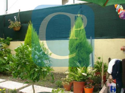 Moradia e Terreno ao Parque de S. Roque, em Campanhã