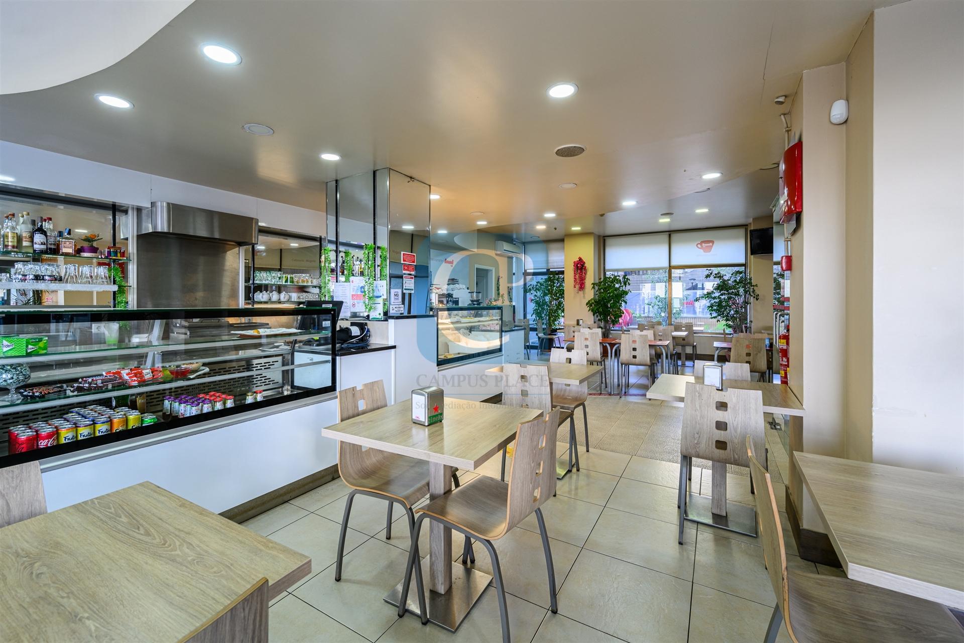 Café mobilado e equipado, em Vila Nova de Gaia