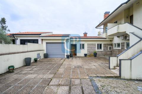 Moradia T3 com Restaurante, em Alfena, Valongo