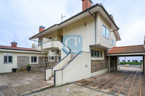 Moradia T3 com Restaurante, em Alfena, Valongo