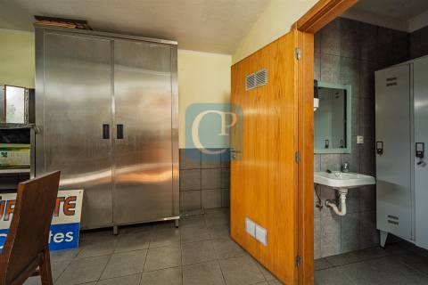 Moradia T3 com Restaurante, em Alfena, Valongo