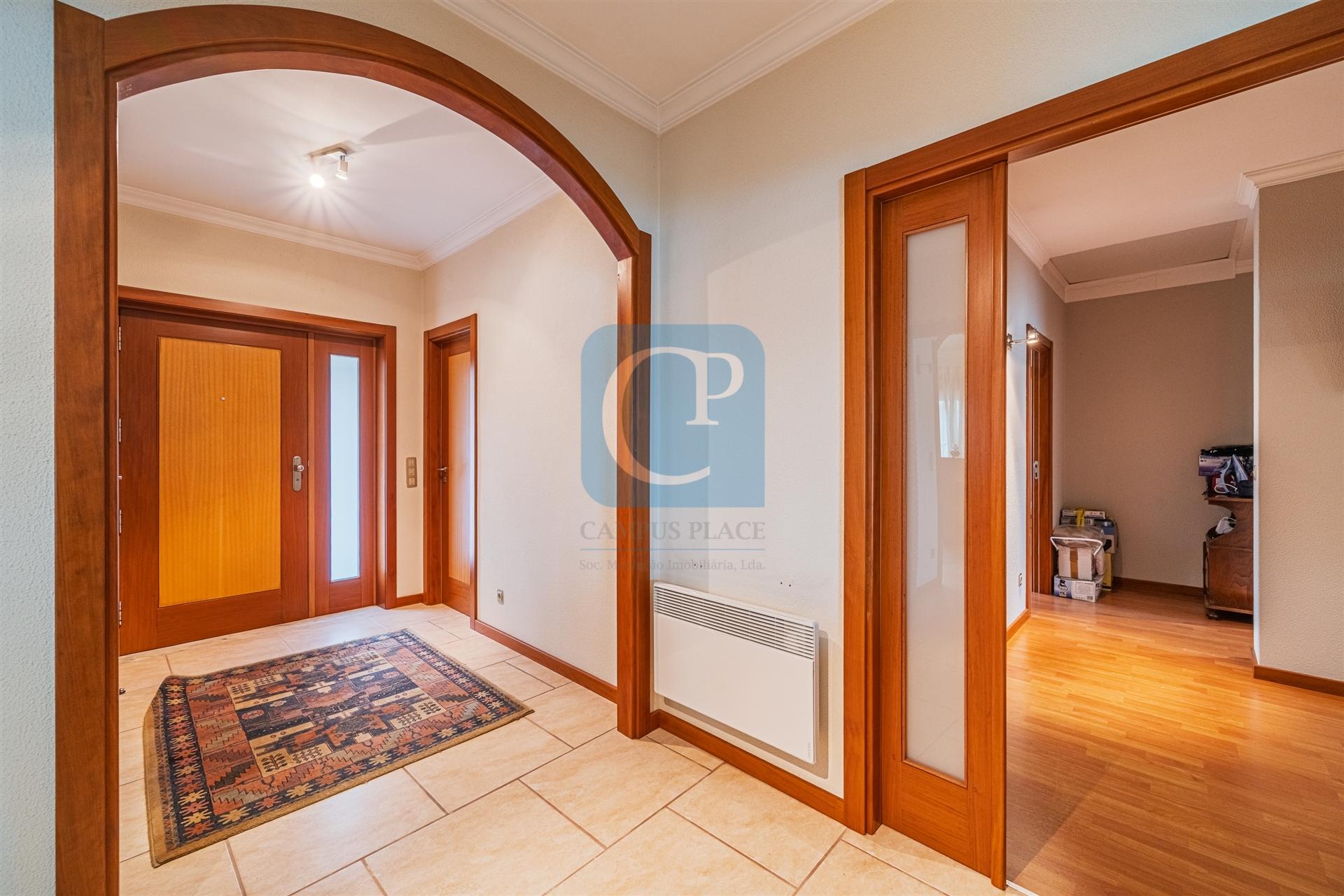 Moradia T3 com Restaurante, em Alfena, Valongo