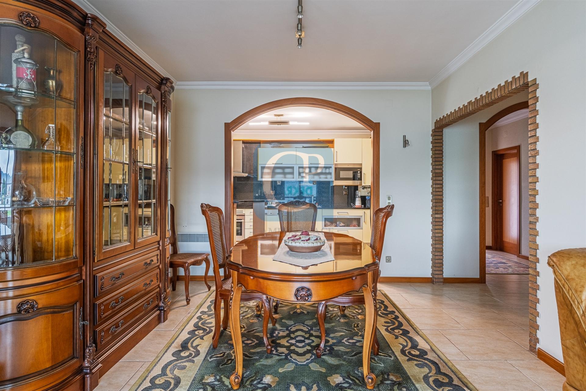 Moradia T3 com Restaurante, em Alfena, Valongo