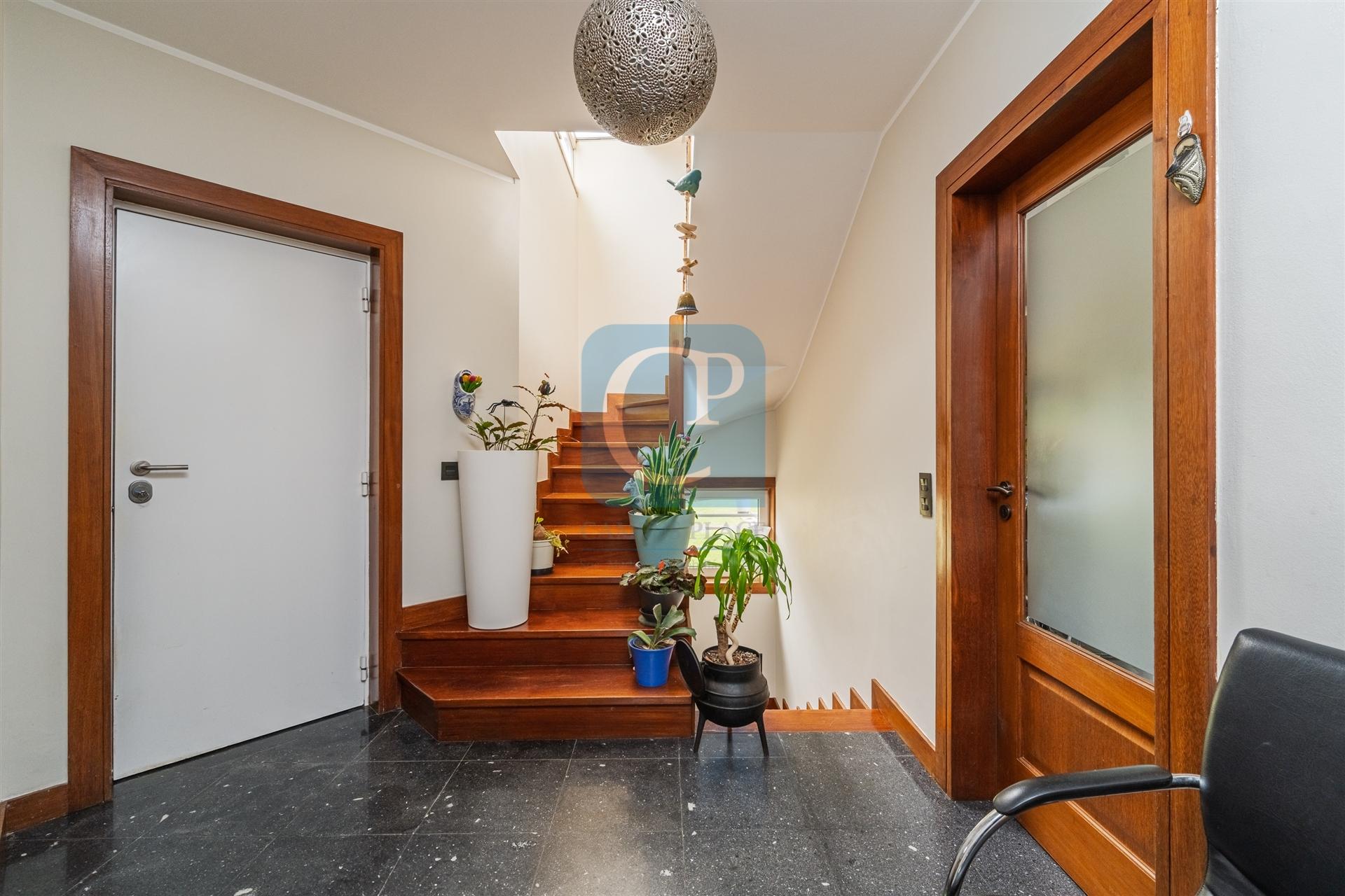 Moradia isolada T4+1 com piscina no centro de Modivas