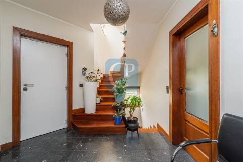 Moradia isolada T4+1 com piscina no centro de Modivas