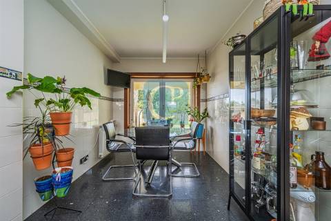 Moradia isolada T4+1 com piscina no centro de Modivas