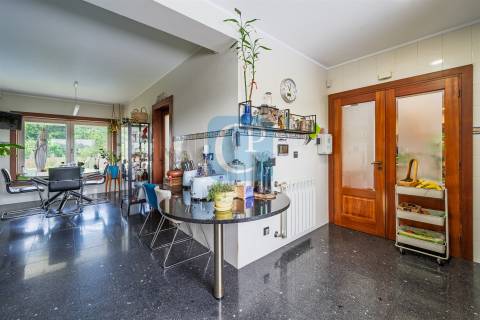 Moradia isolada T4+1 com piscina no centro de Modivas