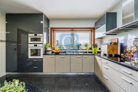 Moradia isolada T4+1 com piscina no centro de Modivas