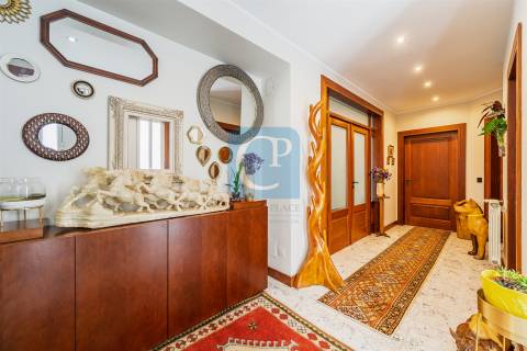 Moradia isolada T4+1 com piscina no centro de Modivas