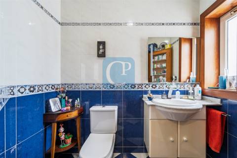 Moradia isolada T4+1 com piscina no centro de Modivas