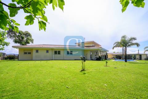 Moradia isolada T4+1 com piscina no centro de Modivas