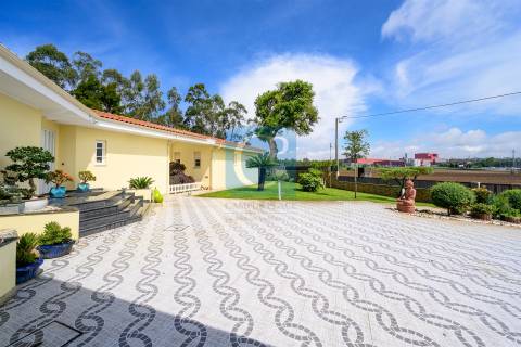 Moradia isolada T4+1 com piscina no centro de Modivas