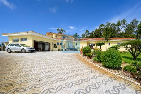 Moradia isolada T4+1 com piscina no centro de Modivas