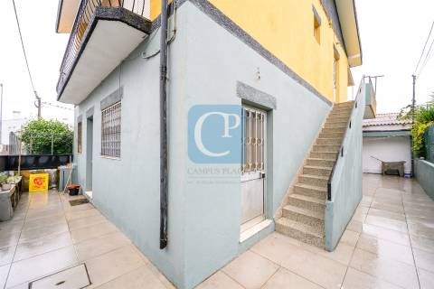 Moradia independente com quatro frações em Guifões, Matosinhos