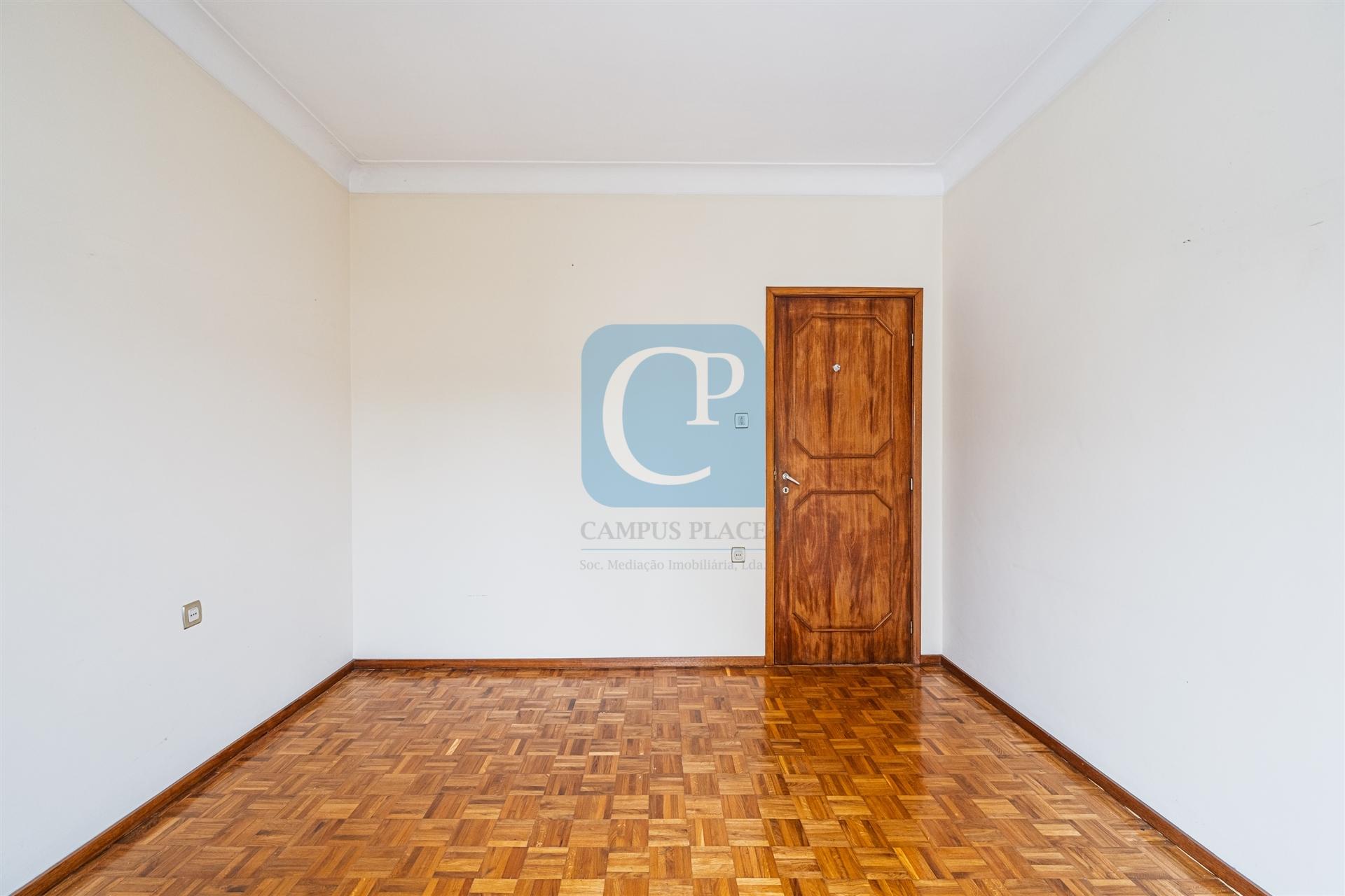 Moradia com dois apartamentos independentes em Vila Nova de Gaia