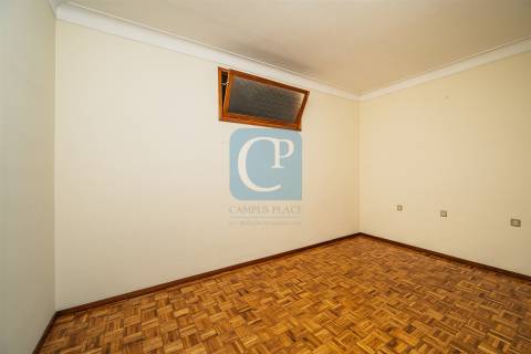 Moradia com dois apartamentos independentes em Vila Nova de Gaia