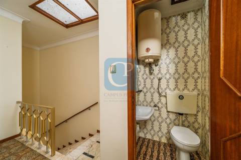 Moradia com dois apartamentos independentes em Vila Nova de Gaia