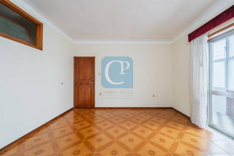 Moradia com dois apartamentos independentes em Vila Nova de Gaia