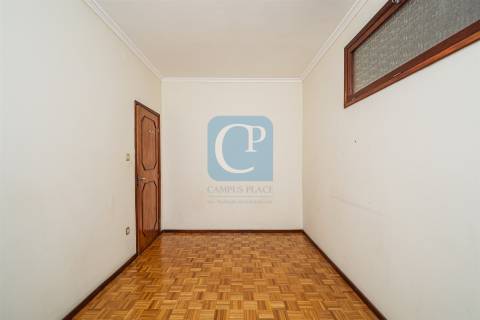 Moradia com dois apartamentos independentes em Vila Nova de Gaia