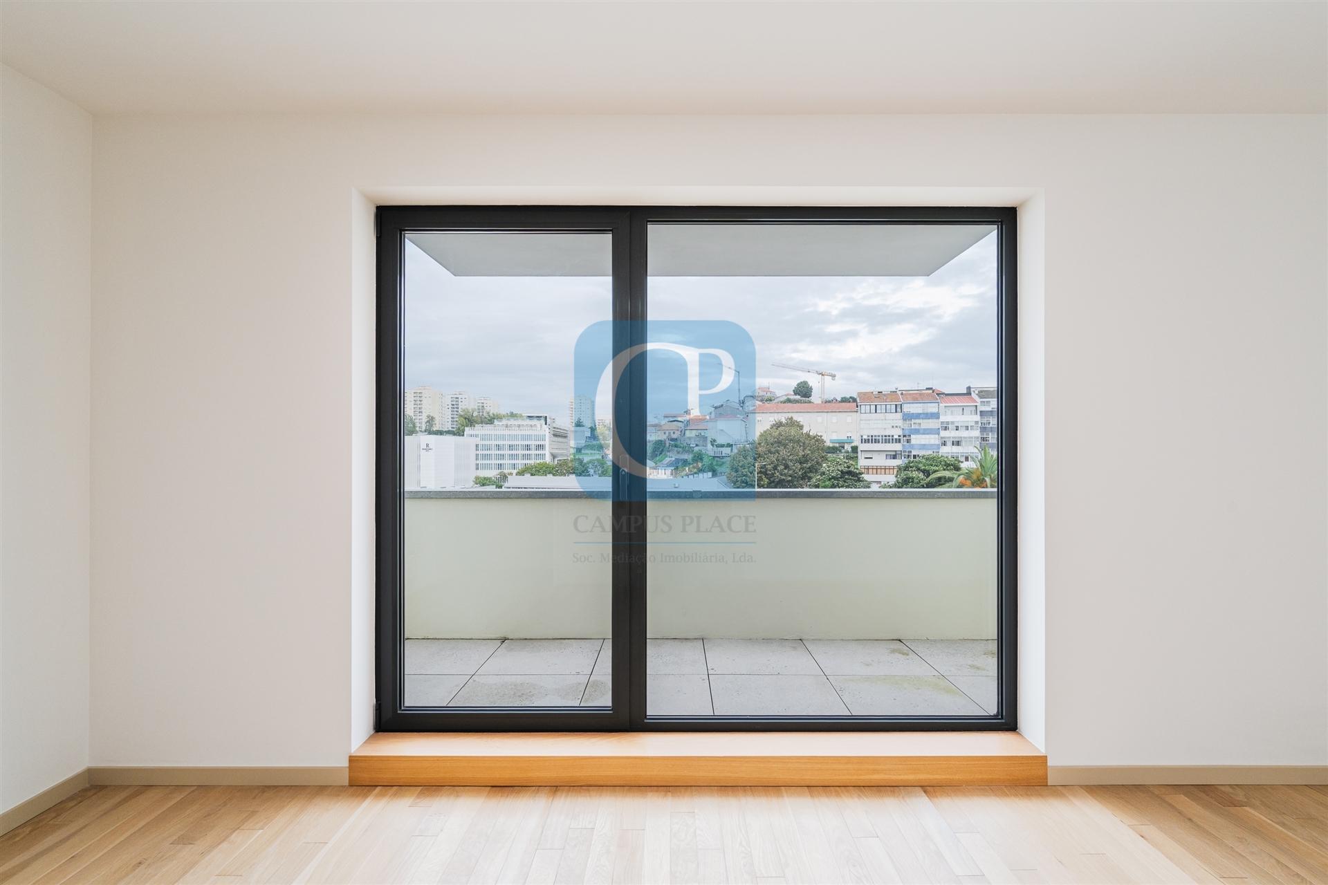 Apartamento T1Kit Duplex, com terraço, junto à Praça da República